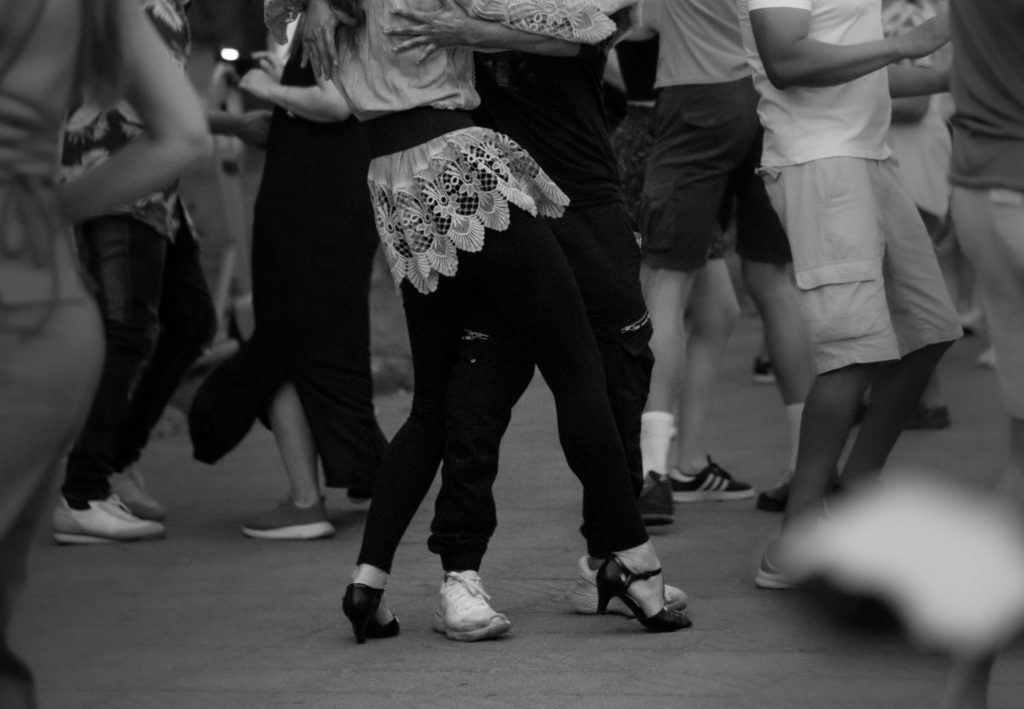Danseurs en tenues variées pendant un cours de danse