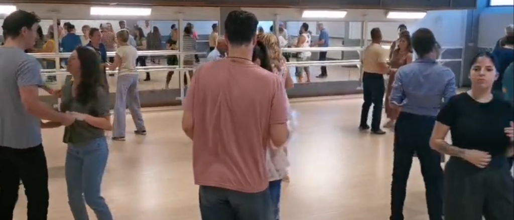 Débutants pratiquant la danse en couple pendant un cours
